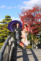 青空と紅葉で和装前撮り♪橋の上で和傘とともに