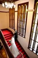 旧前田家本邸の大階段　ステンドグラスからの光が差し込みとてもクラシカルで豪華な造りです