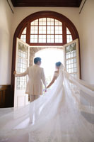 旧古河邸洋館のテラスへ続く扉は明るい光が新郎新婦を照らします