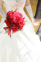赤バラのブーケがアクセントに可愛い結婚写真